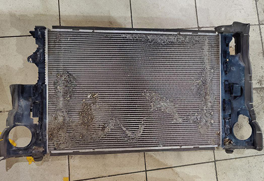 Промывка радиаторов Вольво - демонтаж основного радиатора