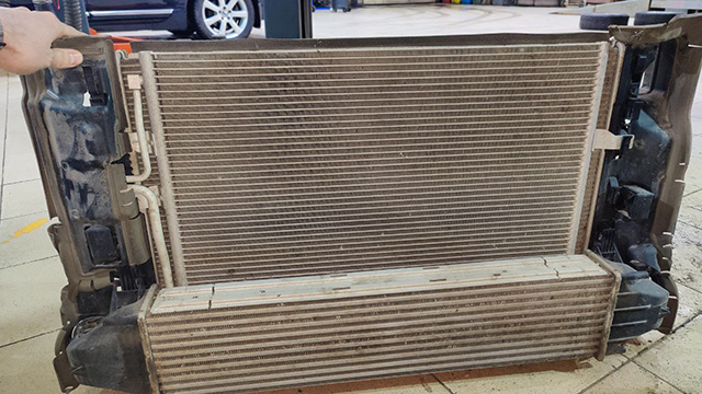 Промывка радиаторов Вольво - демонтаж радиаторов
