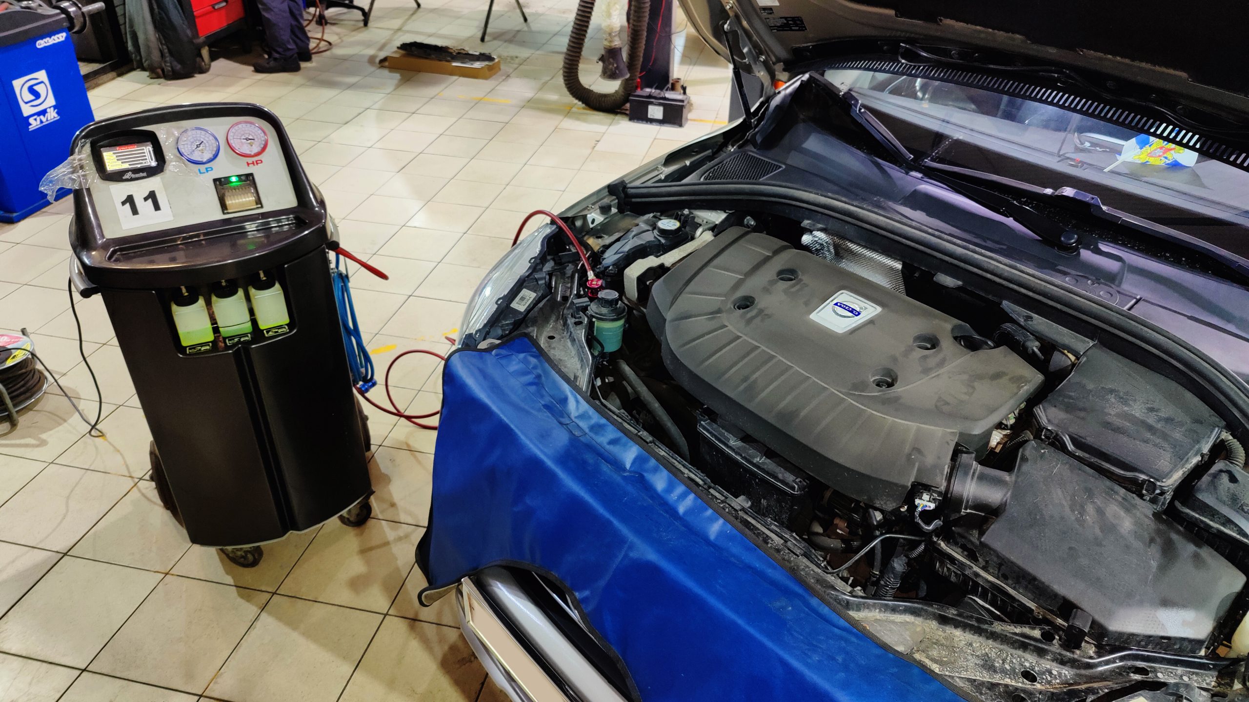 Слив технических жидкостей при промывке пакета радиаторов Вольво