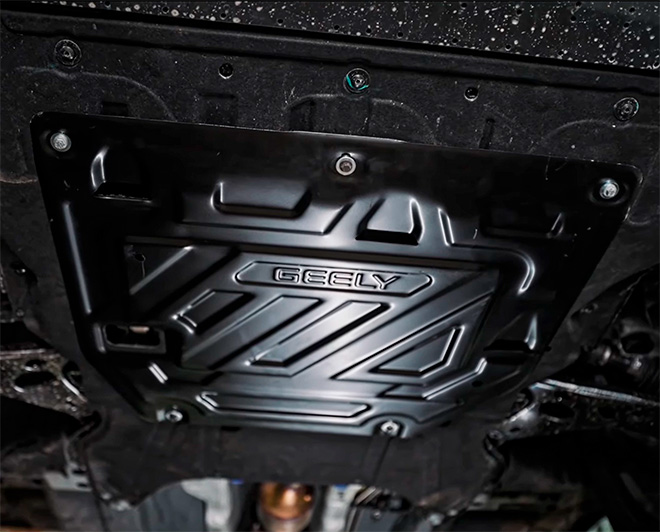 Установка металлической защита двигателя Geely