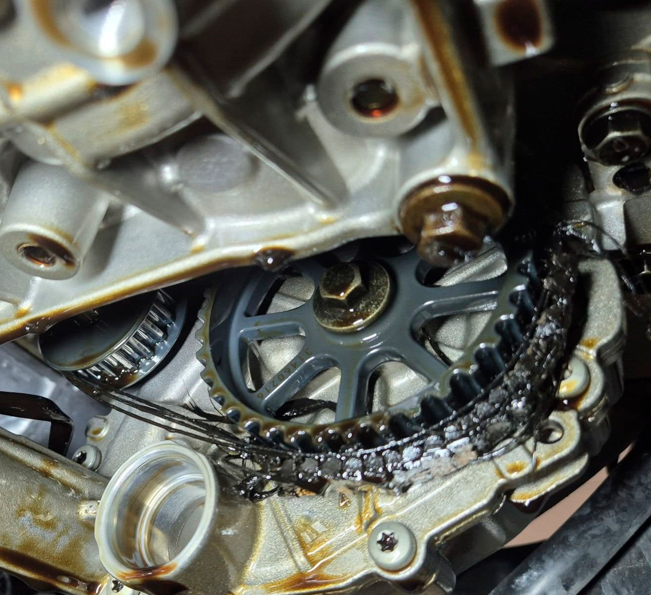 Обрыв ремня масляного насоса Вольво мягкий гибрид